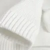 White knitted gloves are warm, breathable and thin for ladies' hands in autumn and winter Application Scenario